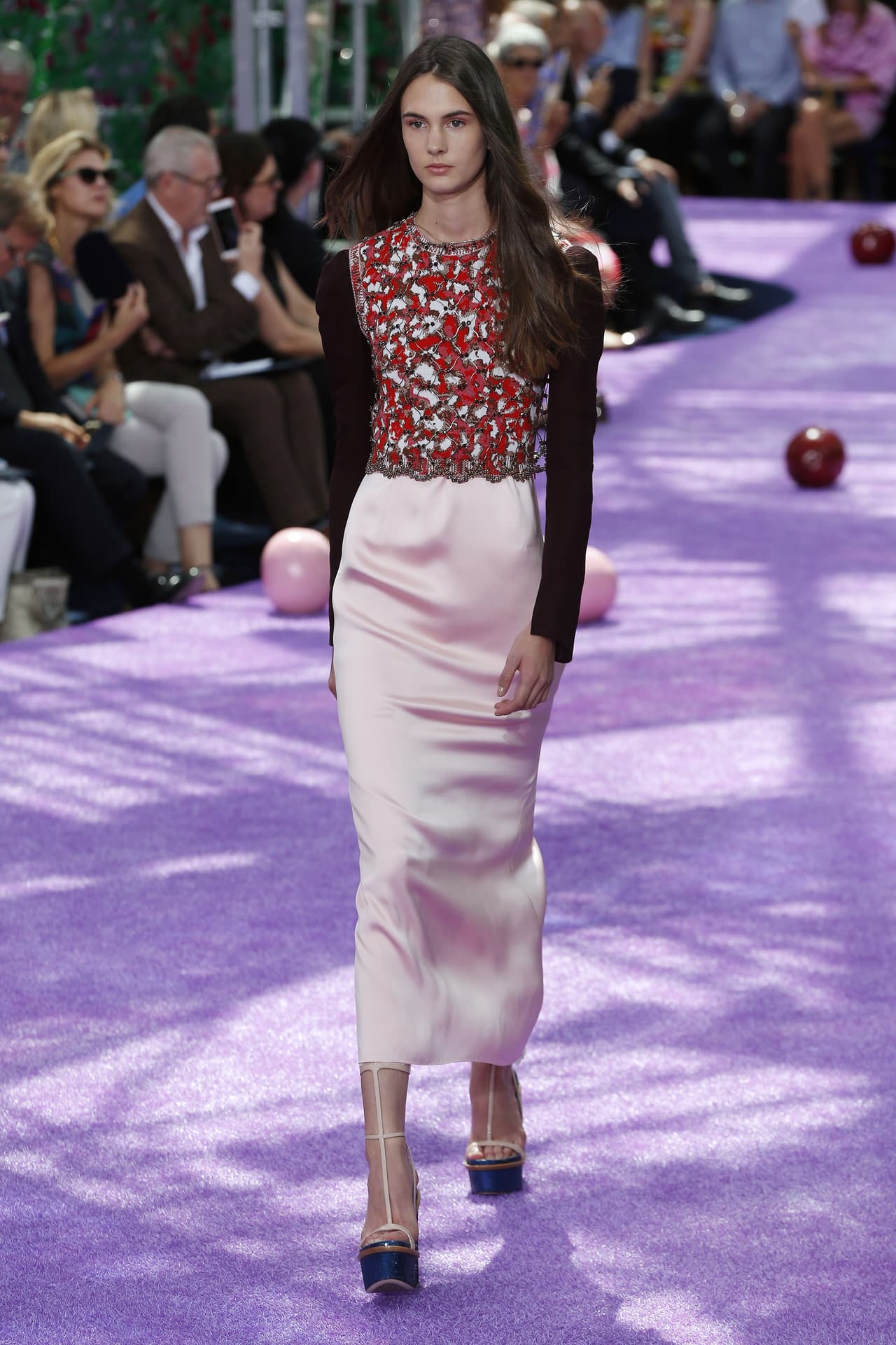 Engalanó la pasarela del ‘París Fashion Week’ con una feminidad esplendorosa.