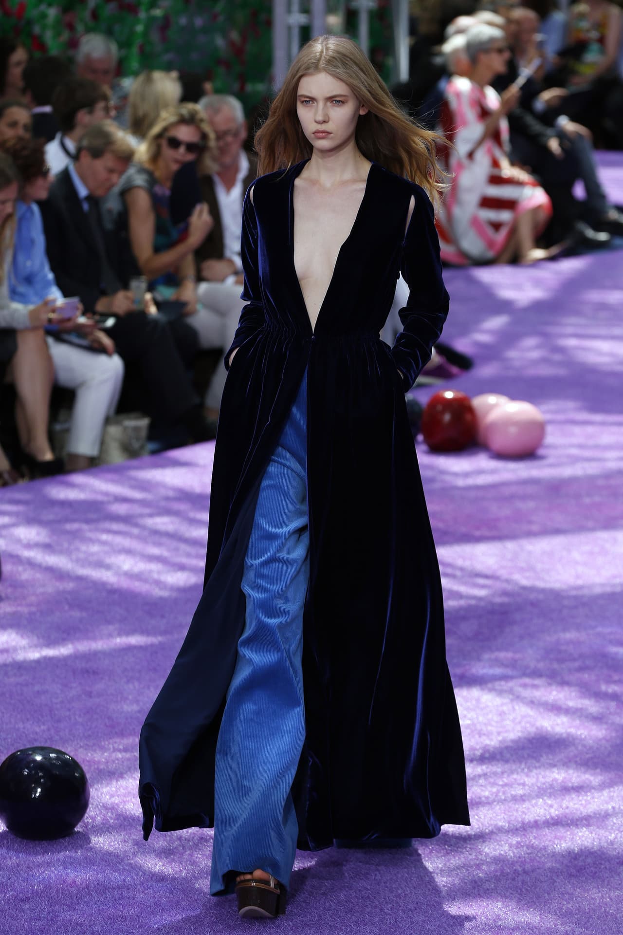 Modelos en forma de flores transitaron por la pasarela.