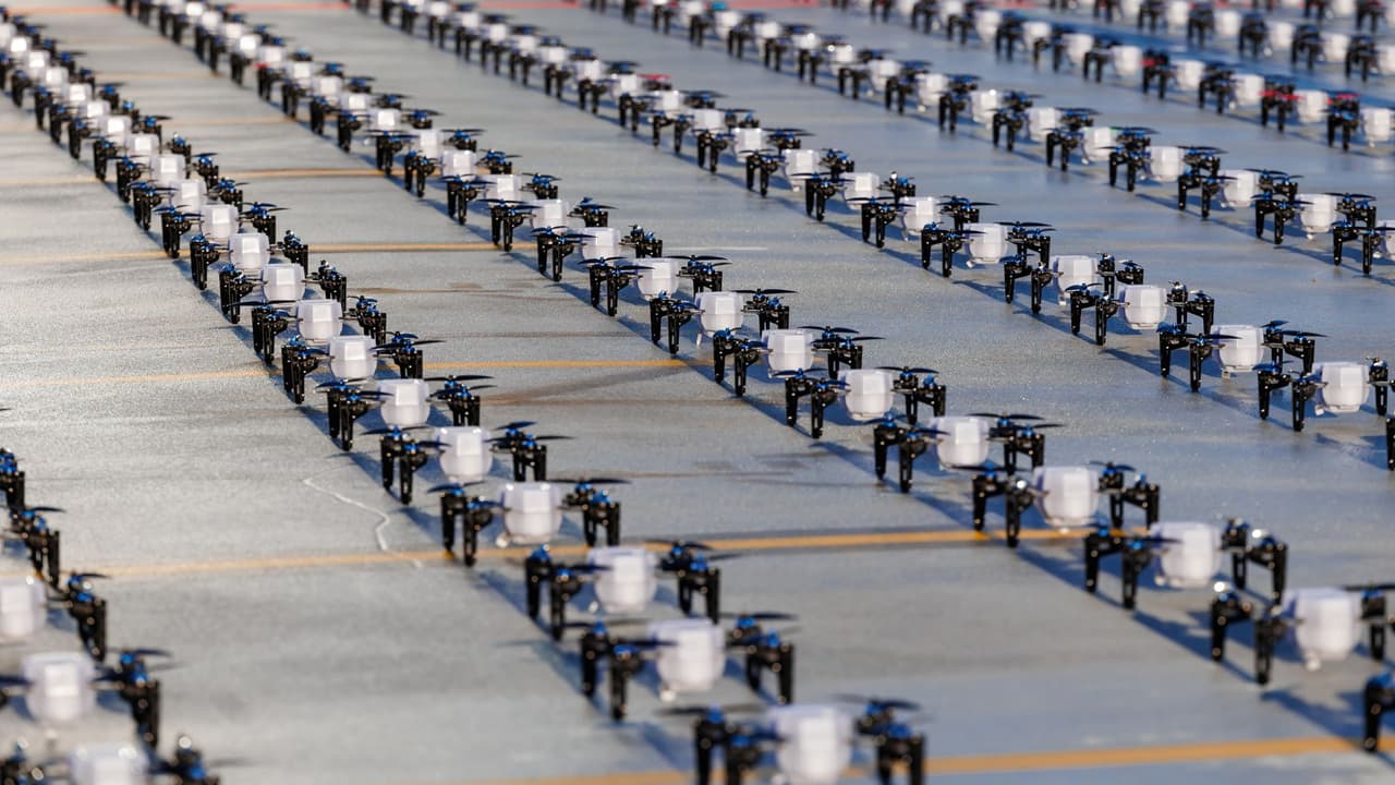 <b>Desde modelos de juguete hasta poderosas aeronaves militares</b>, los drones han conquistado un espacio en nuestro mundo moderno. Su versatilidad se extiende desde la fotografía aérea que captura paisajes de ensueño hasta la vigilancia en áreas remotas e inaccesibles.