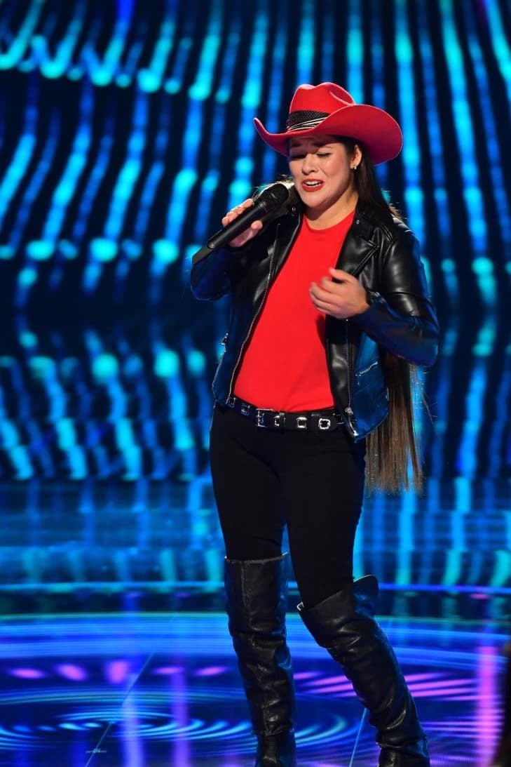 "Borrachita de tequila llevo siempre el alma mía, para ver si se mejora de esta cruel melancolía", arrancó Cristina, mientras bailaba y llevaba el ritmo con su larga melena.