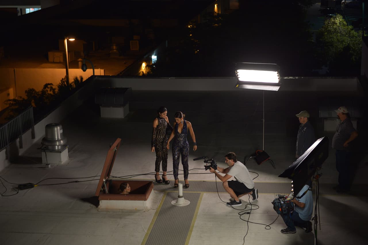 Desafiando sus miedos en una revolucionaria pasarela vertical, las bellas lucharon mucho para lograr el ‘selfie’ perfecto.