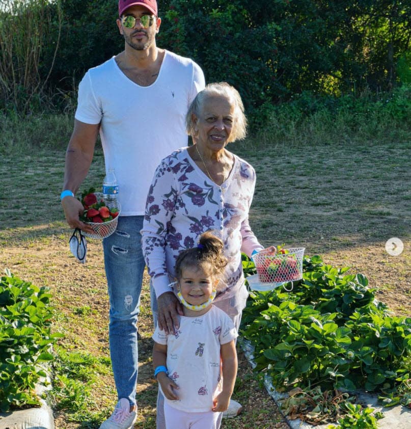 Las últimas fotos que el chef Yisus publicó con su madre en Instagram fueron estas mientras buscaban fresas en enero pasado.
<br>