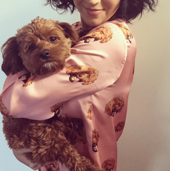 Katy Perry tiene hasta una pijama con la imagen de su perrito Butters.
