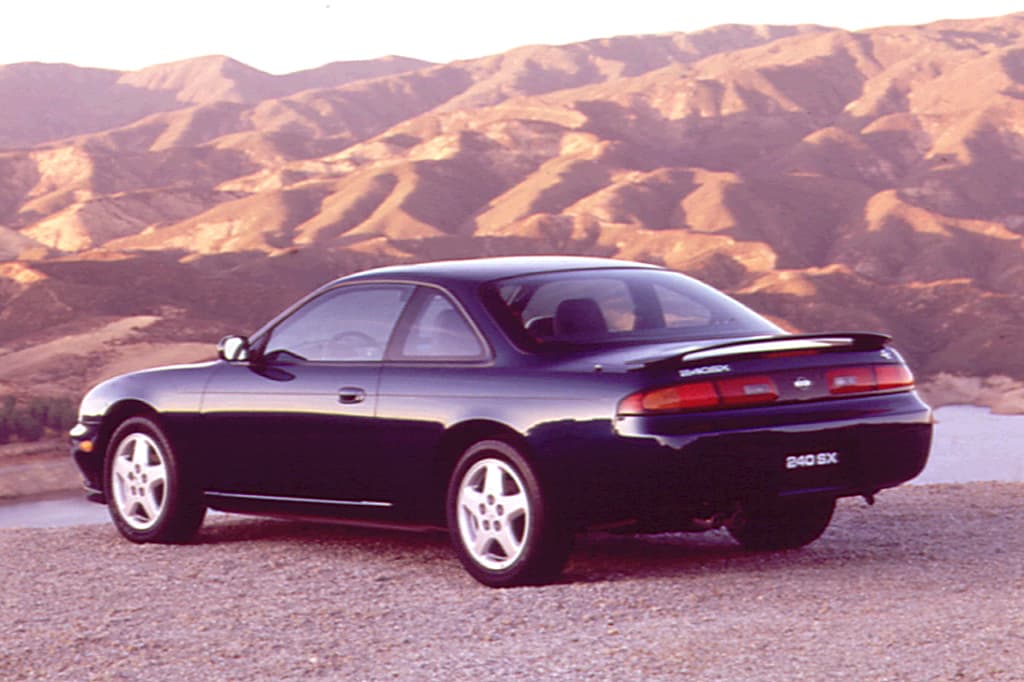 <b>Nissan 240sx</b>
<br>
<br>Este otro deportivo japonés contaba con un motor 2.4 litros de 155 caballos de fuerza, con el cual lograba una aceleración de 0 a 60 millas por hora en 8.3 segundos. También contaba con tracción trasera y podría elegirse entre una transmisión manual de cinco velocidades o una automática de cuatro cambios.