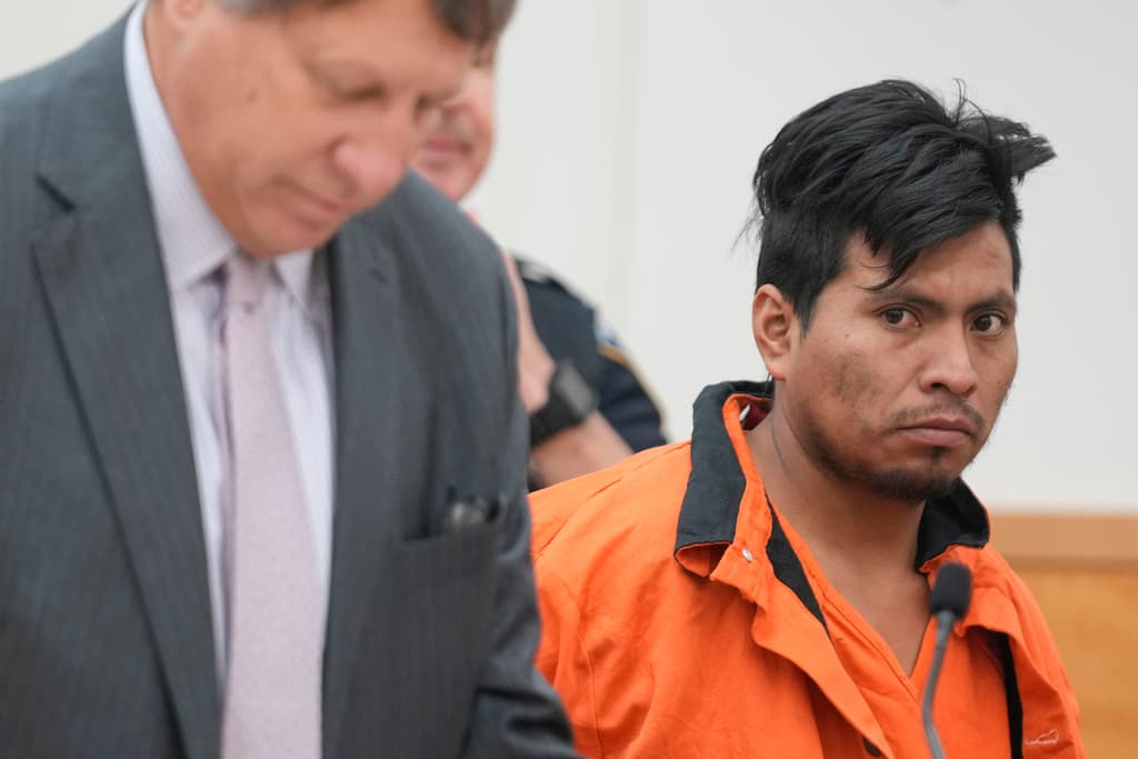 Mientras Zapeta permanece en prisión, sin derecho a fianza,
<b> este domingo 12 de enero</b>, se realizará 
<b><a href="https://www.univision.com/local/nueva-york-wxtv/clamor-en-estacion-del-tren-de-nueva-york-donde-hombre-prendio-en-fuego-pasajera-fotos" target="_blank">un acto en memoria de su presunta víctima, Debrina Kawam, en la primera Iglesia Bautista de Sheepshead Bay</a></b>, en Brooklyn.