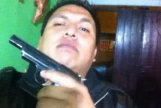 En una de las fotos de su Facebook, Irigoyen Zamora aparece mostrando un arma corta. (Imagen tomada de Facebook)
