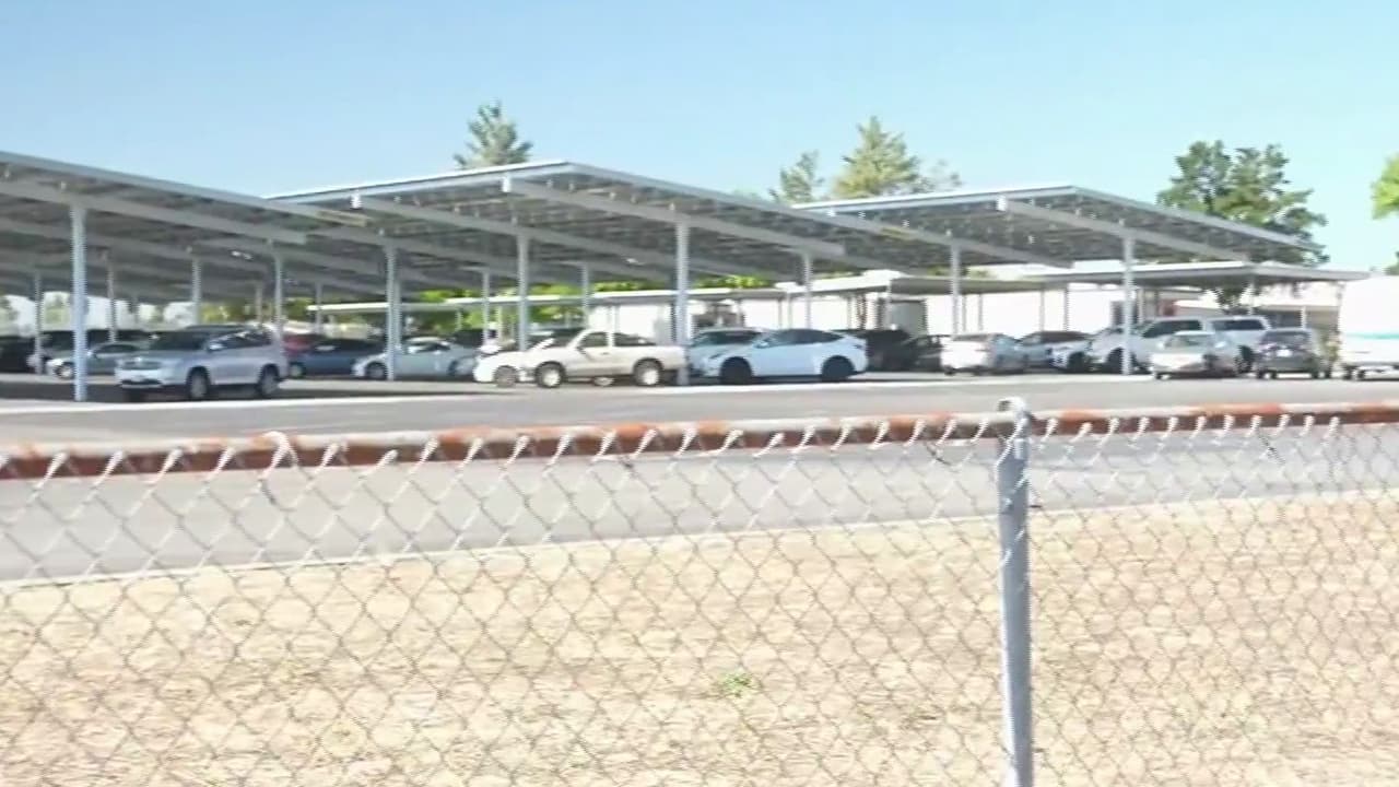 Tiroteo en pleno festejo escolar de graduación desata caos en estacionamiento en California