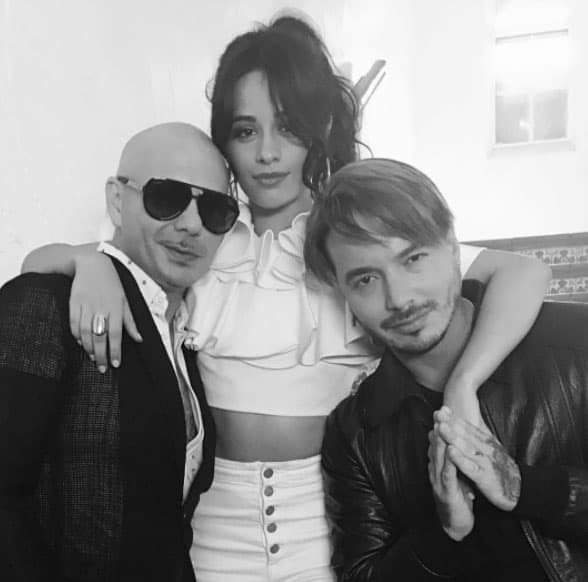 También aprovecha para compartir adelantos de su trabajo, como cuando estrenó 'Hey Ma', su tema con Pitbull y Camila Cabello.