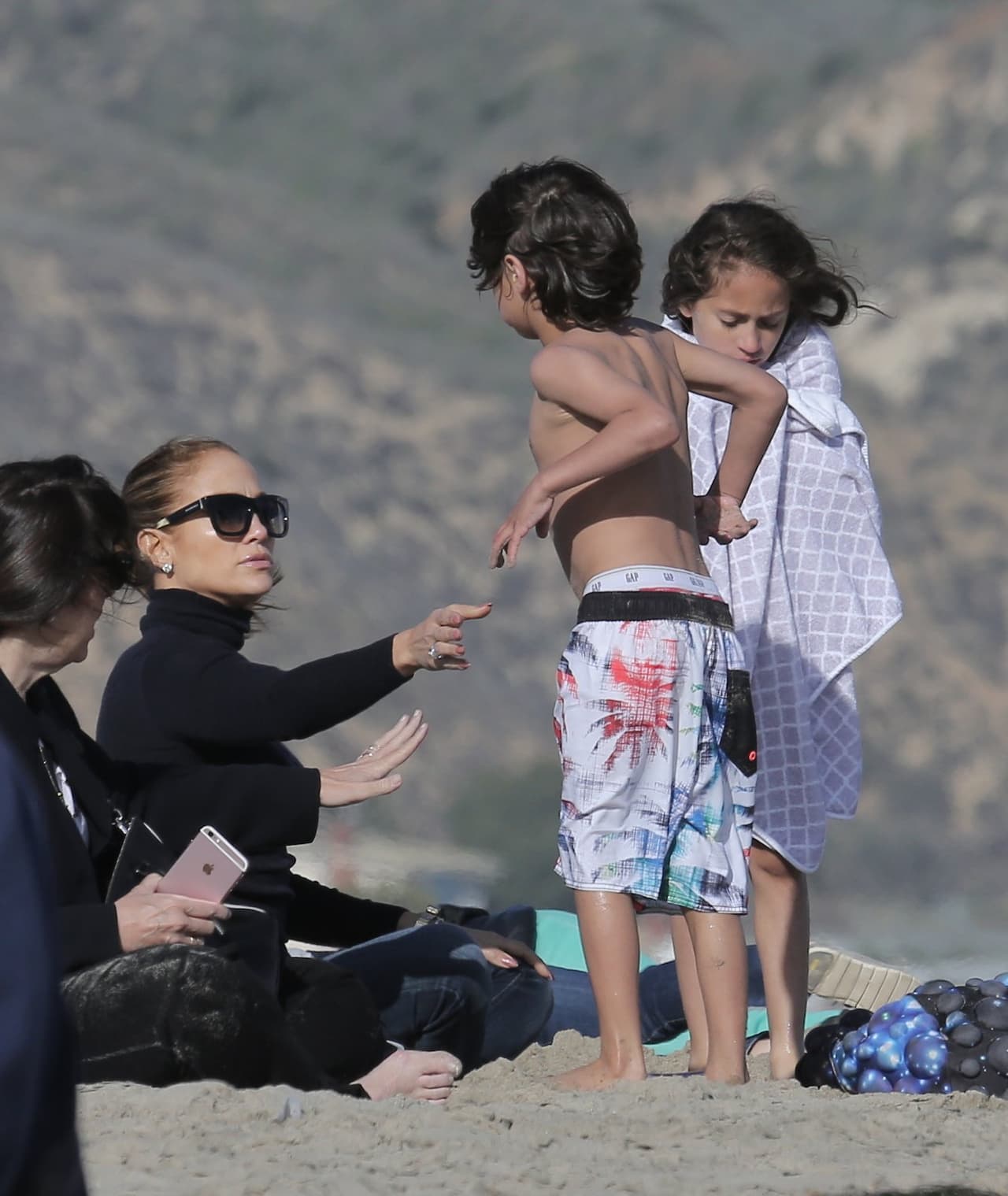 Max se aguantó el frío con tal de jugar un rato más.