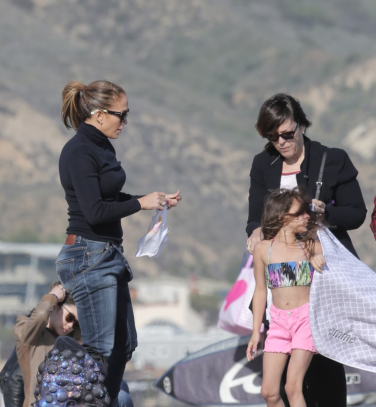 Los paparazzi captaron a JLo y sus peques en la playa.
