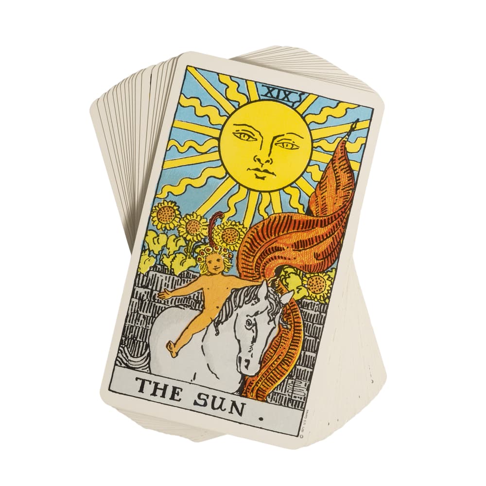 La carta del Sol del tarot forma parte de los 22 Arcanos Mayores, las de mayor relevancia y con el número 19, que en la numerología te remite al número 1, el básico, de inicios, nuevos proyectos, cosas positivas y abundancia en tu vida.