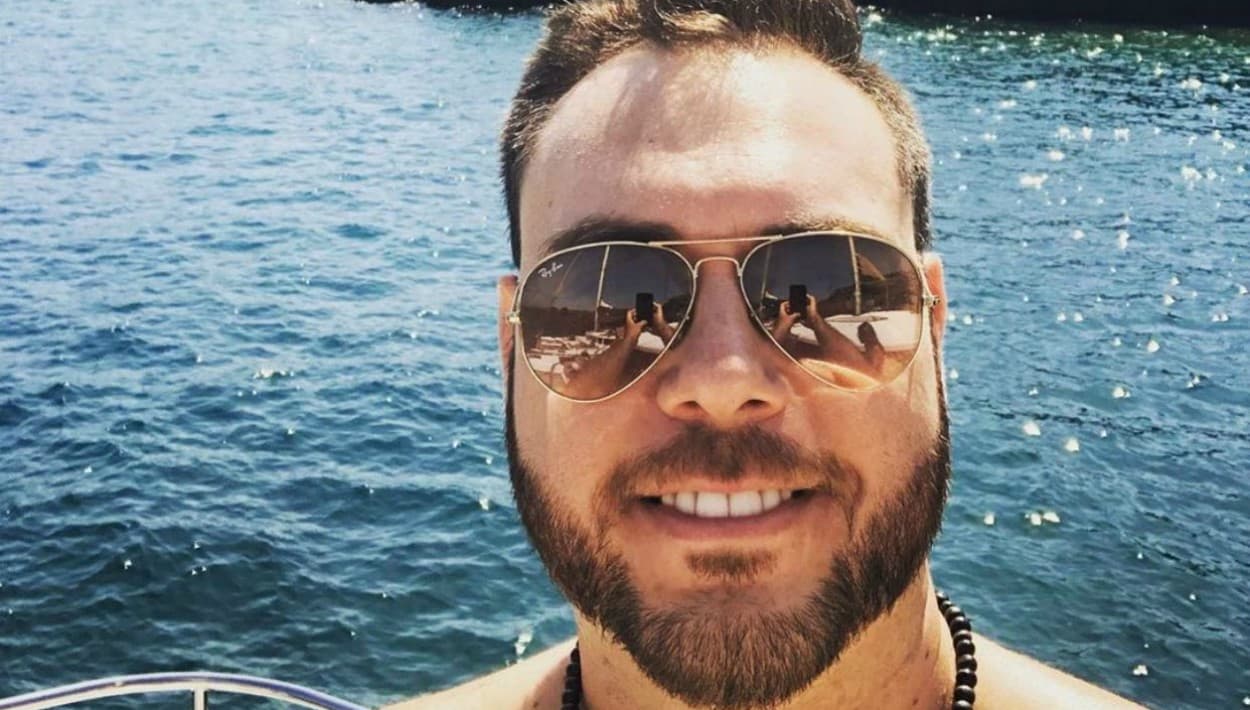 En 
<b><a href="https://www.mifamiliamagazine.net" target="_blank">Mi familia magazine</a></b>, Fernando Guajardo recordó el momento exacto en que Michelle Galván le llamó la atención. "Para mí, era la amiga de mi hermana hasta que una vez nos quedamos en la cochera de casa de mis papás, platicando [...] Con ella puedes platicar de todo tipo de temas, hasta de fútbol". Ahí quedó flechado y la invitó a una boda.