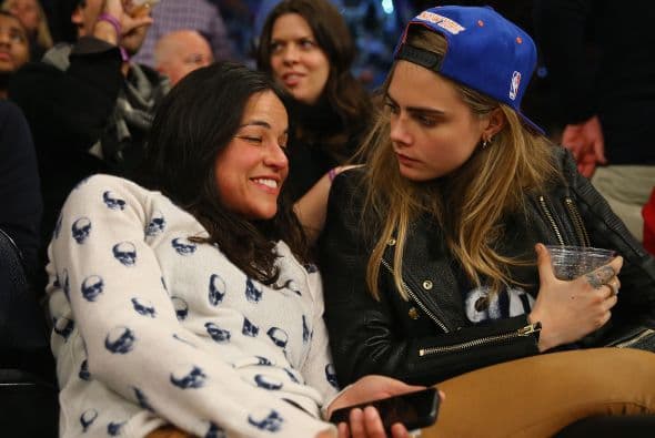 Hace unas semanas así las vimos en un encuentro de baloncesto. Más videos de Chismes aquí.