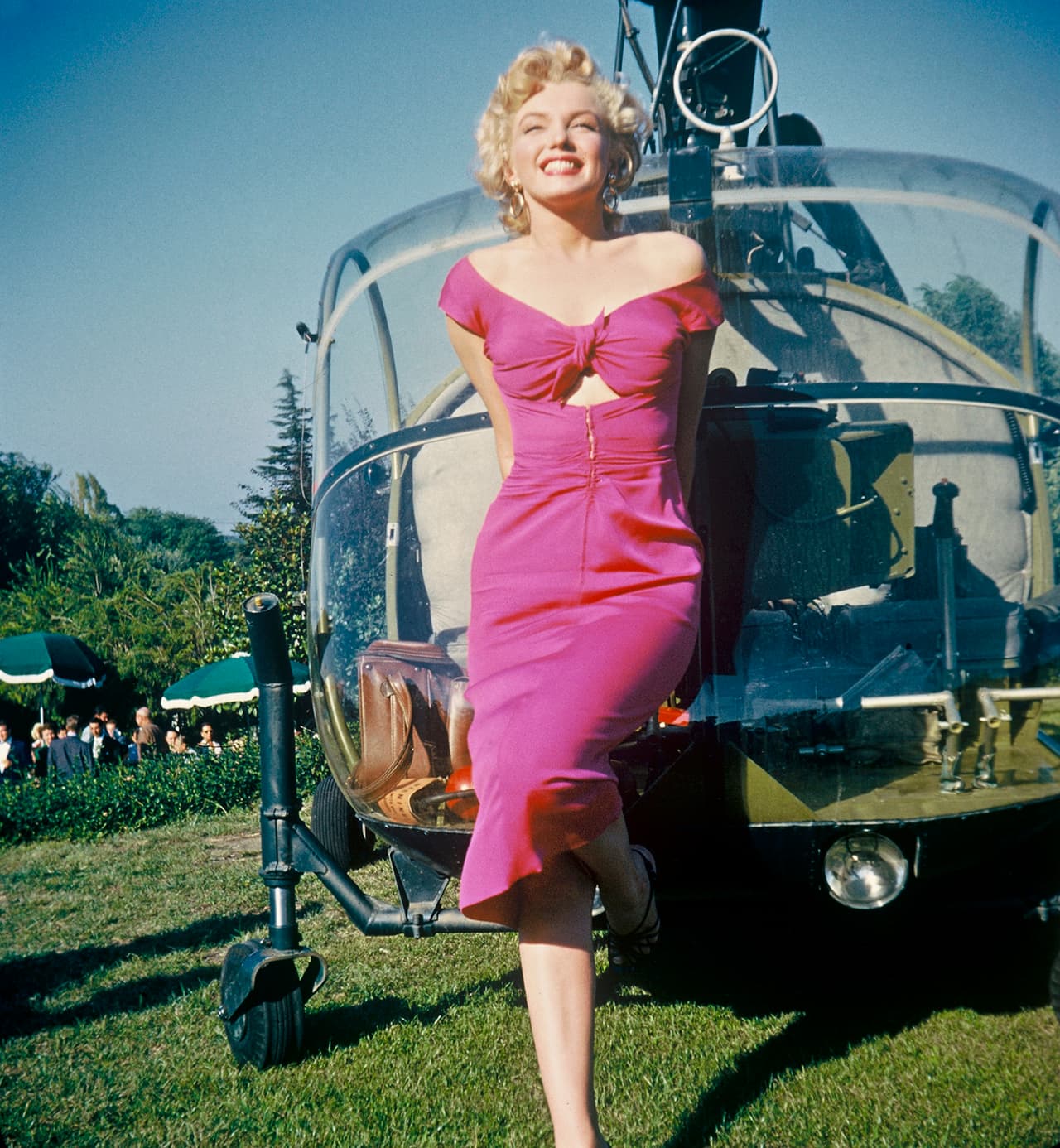 Las imágenes también fueron vendidas por cientos de miles de libras.