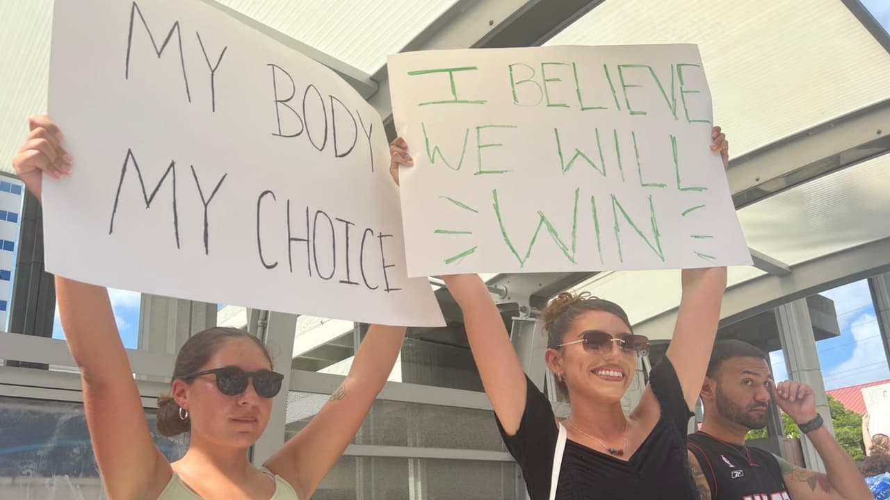"Mi cuerpo, mi elección": manifestantes a favor del aborto protestan frente a la corte federal de Fort Lauderdale