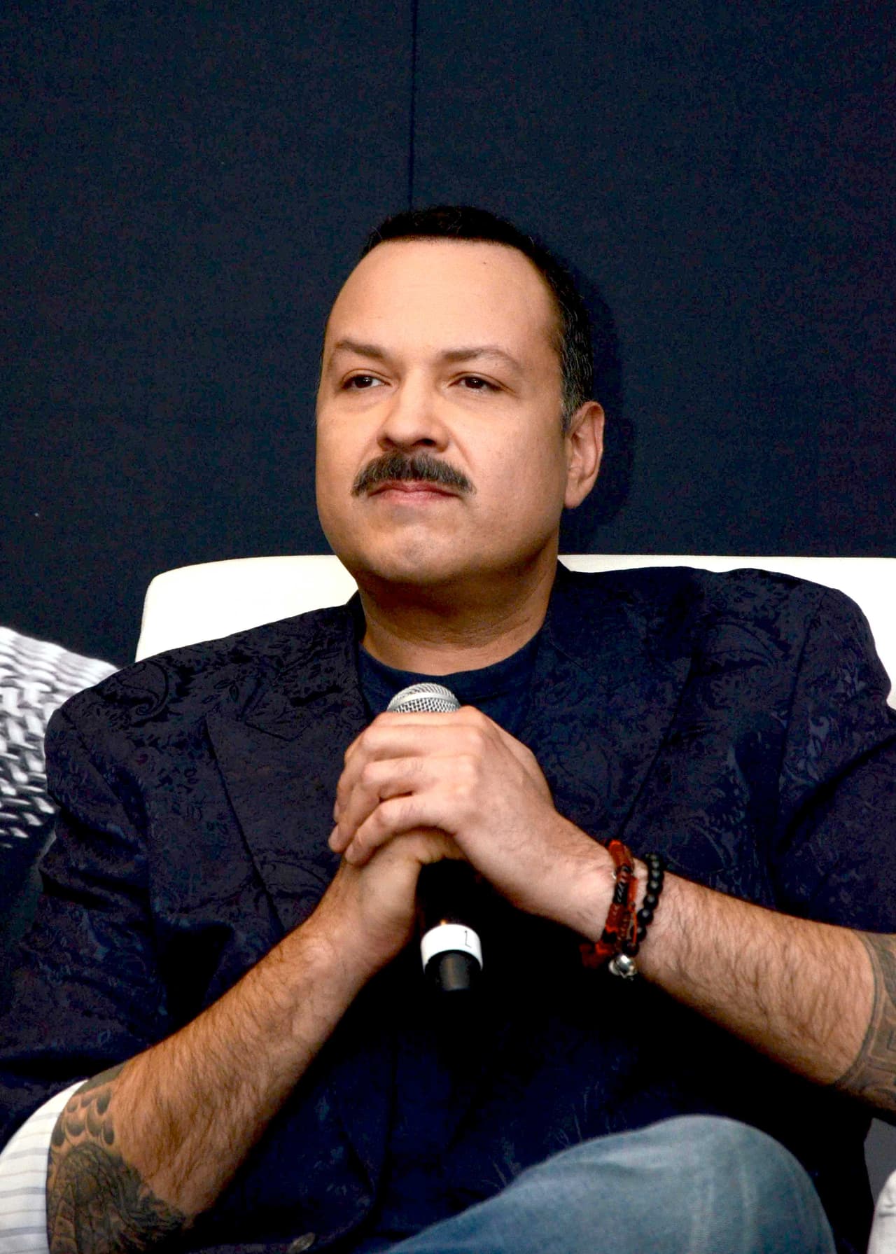 "A ver señor. Para los que no sepan y para los que siguen aferrados, estos no son corridos, 
<b>esto ya no es regional mexicano</b>, estos son corridos tumbados, corridos urbanos, entonces no nos comparen con el maestro o con los maestros del regional pasado porque nosotros somos la nueva ola, gracias a Dios cada quien tiene su momento y a cada quien le toca, a nosotros, nos está tocando entonces respeten ¿no?".
<br>