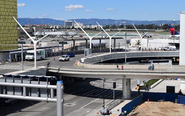 Esta imagen del Aeropuerto Internacional de Los Ángeles no puede ser más triste. El segundo puerto aéreo más transitado de EEUU hoy limita operaciones al 40%.
<br>
<br>Hasta este miércoles las aerolíneas en todo Estados Unidos reportan que casi la mitad de su flota de aviones está en tierra debido a la poca demanda y las restricciones de viajes por la crisis mundial del coronavirus.