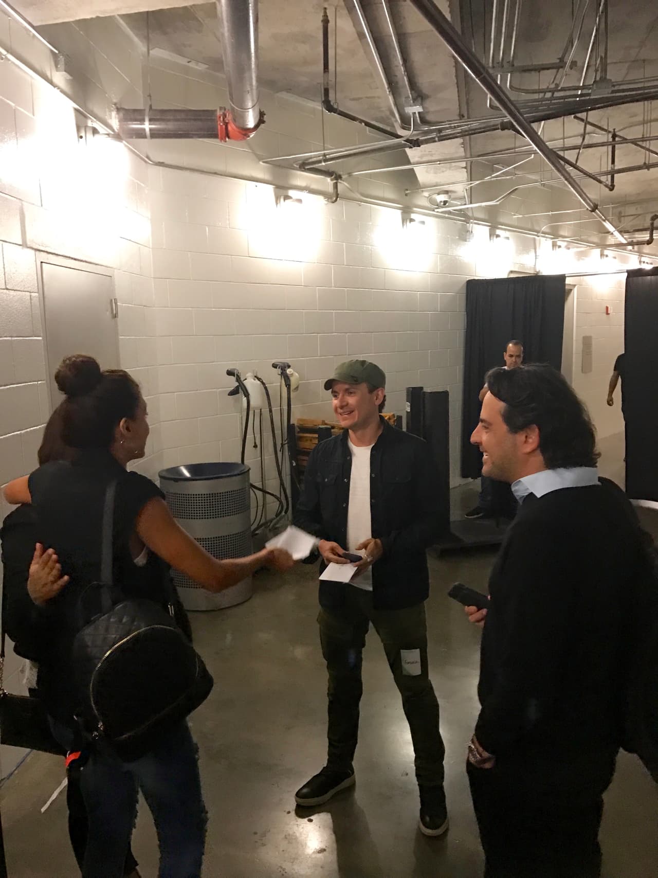 Llegando a los ensayos se toparon con el cantante Fonseca.