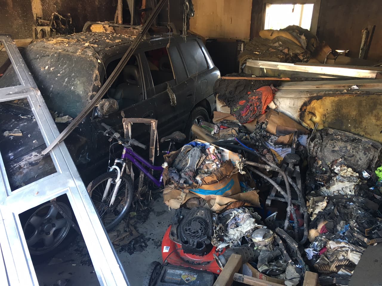 El interior de una cochera destruida en la comunidad Santiago Estates, en Sylmar.