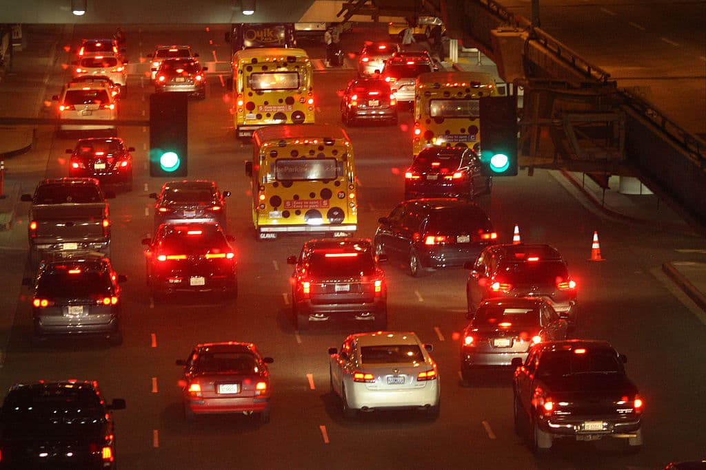 Los Ángeles es la ciudad en el mundo, de acuerdo con la revista 
<i>Fortune</i>, con el peor tráfico vehicular. Teniendo esto en cuenta, Musk pretende ahorrarle a los aficionados una hora de atascos.