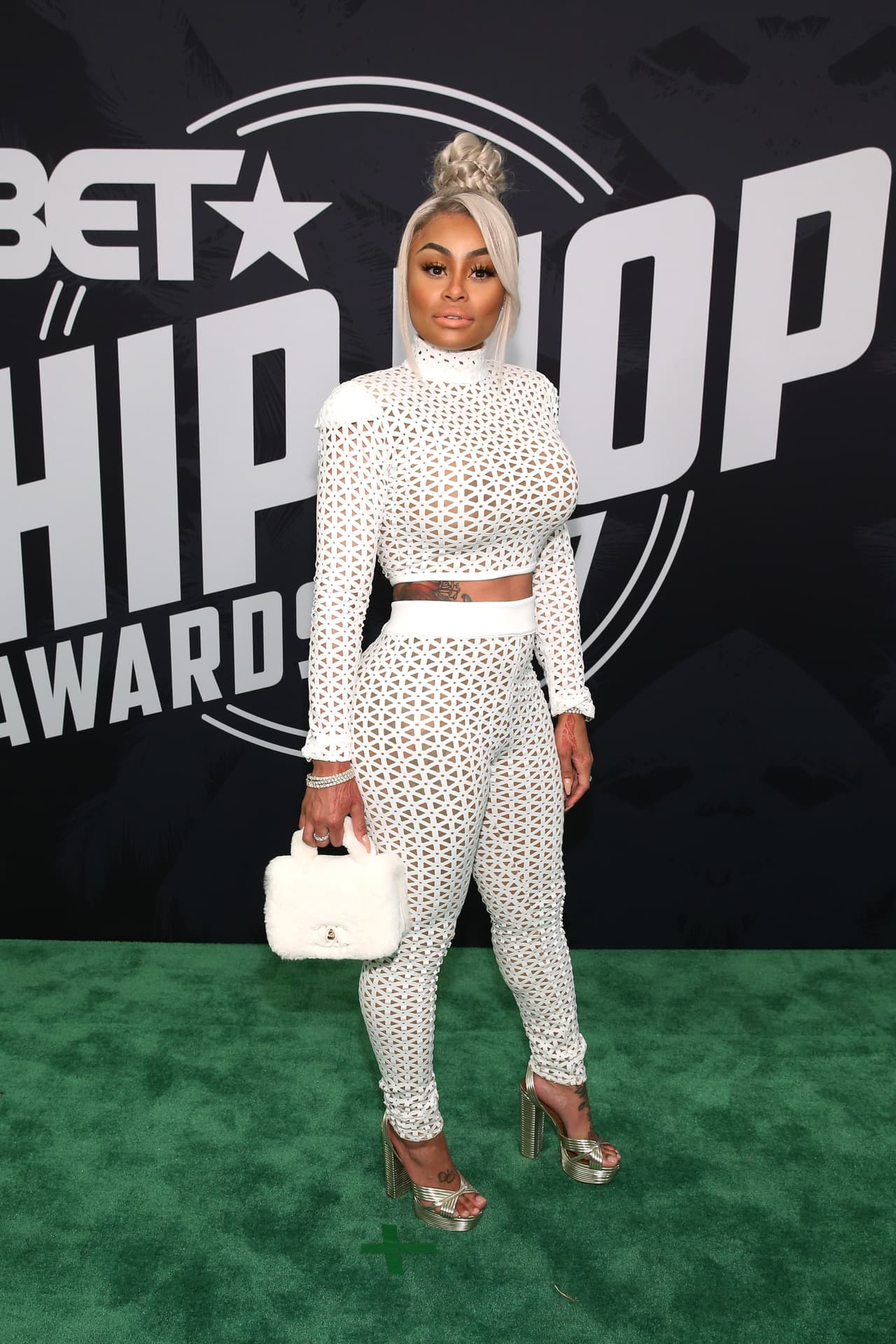 Y quiere que Blac Chyna “describa cada ocasión en la que ha sido arrestada o acusada públicamente de asalto, agresión y/o cualquier otro acto de violencia física en contra de otras personas desde el 1 de enero de 2008 hasta la fecha”.