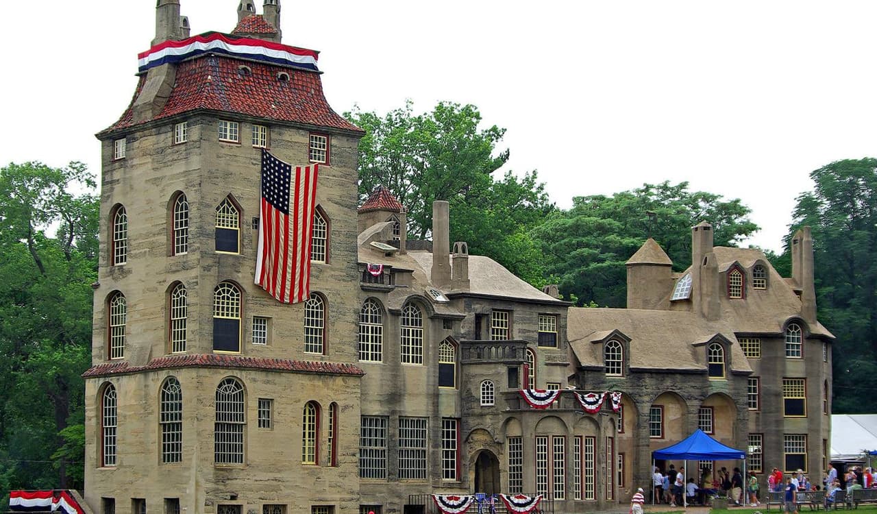 El Castillo Fonthill atrae a más de 30.000 visitantes anualmente de todos los estados y más de 35 países. Más, 
<b><a href="https://www.mercermuseum.org/about/fonthill-castle/" target="_blank">aquí</a></b>.