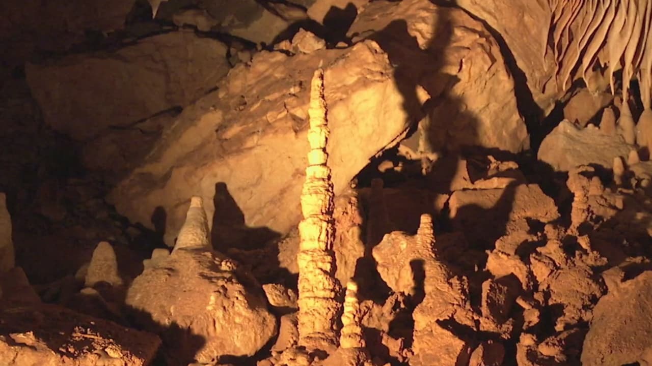 <b><a href="https://www.univision.com/local/arizona-ktvw/explorando-arizona-un-viaje-a-las-cavernas-de-kartchner">Cavernas de Kartchner</a></b>
<a href="https://www.univision.com/local/arizona-ktvw/explorando-arizona-un-viaje-a-las-cavernas-de-kartchner"> </a>
<br>Apenas descubiertas en 1974, estas cuevas son un parque estatal que ofrece unas hermosas vistas de lo más profundo de la tierra.