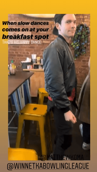 Y un pequeño video en donde se puede ver a su prometido bailando mientras esperaba el desayuno.