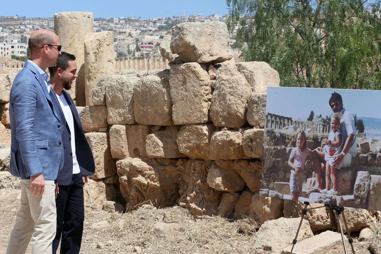 Personal de las ruinas de Jerash colocó una ampliación de dicha foto en el mismo sitio de la histórica imagen, lo que el duque de Cambridge aprovechó para repetir la postal.
<br>