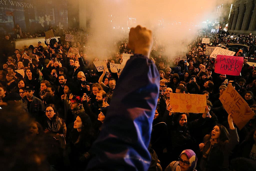 Cientos de manifestantes tomaron la famosa Quinta Avenida de Nueva York, frente a la Torre Trump, este miércoles por la noche.