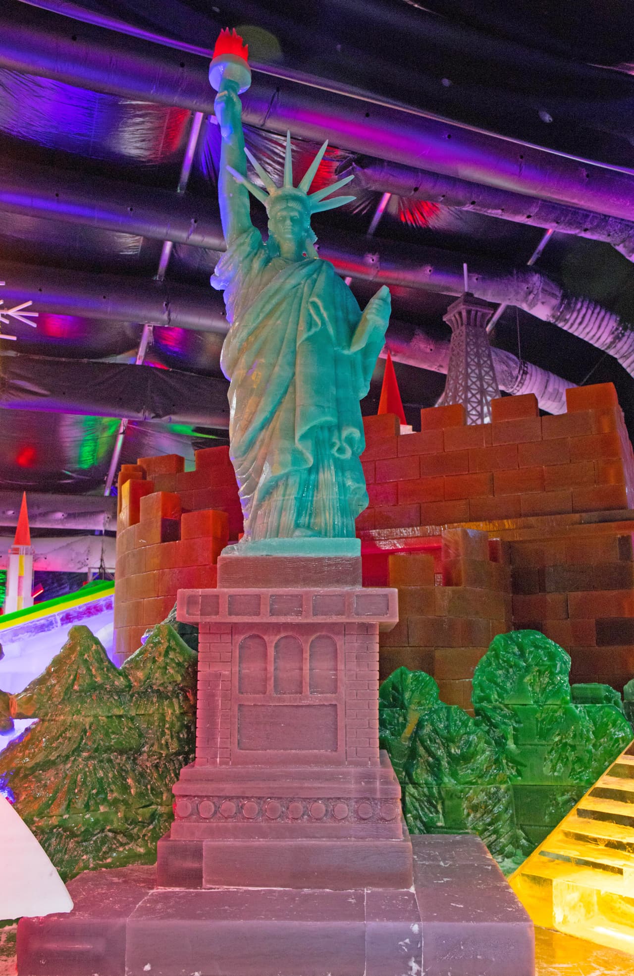 La estatua de la libertad hecha en hielo, mide más de 20 pies de altura.