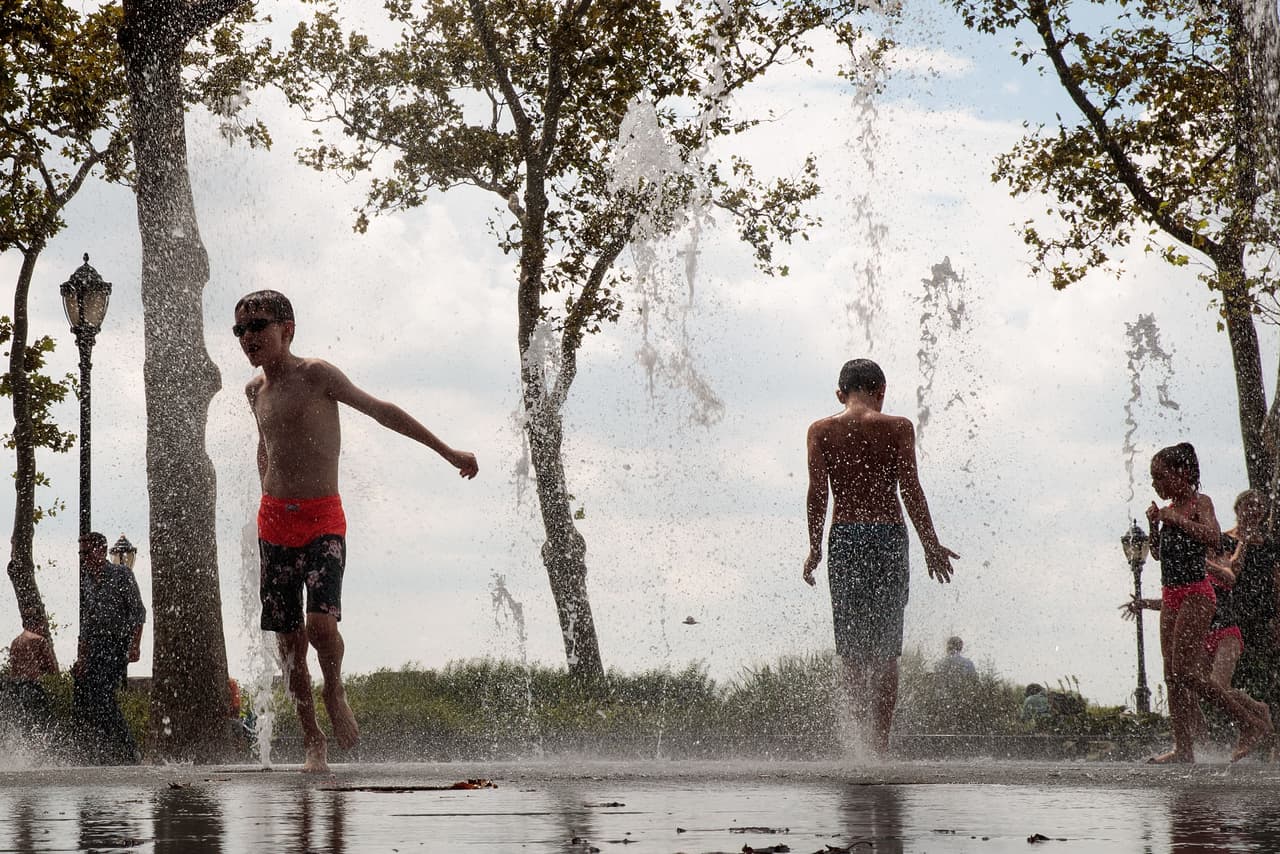 Agua y aire fresco para residentes y turistas de NYC ante la advertencia de calor extremo 
