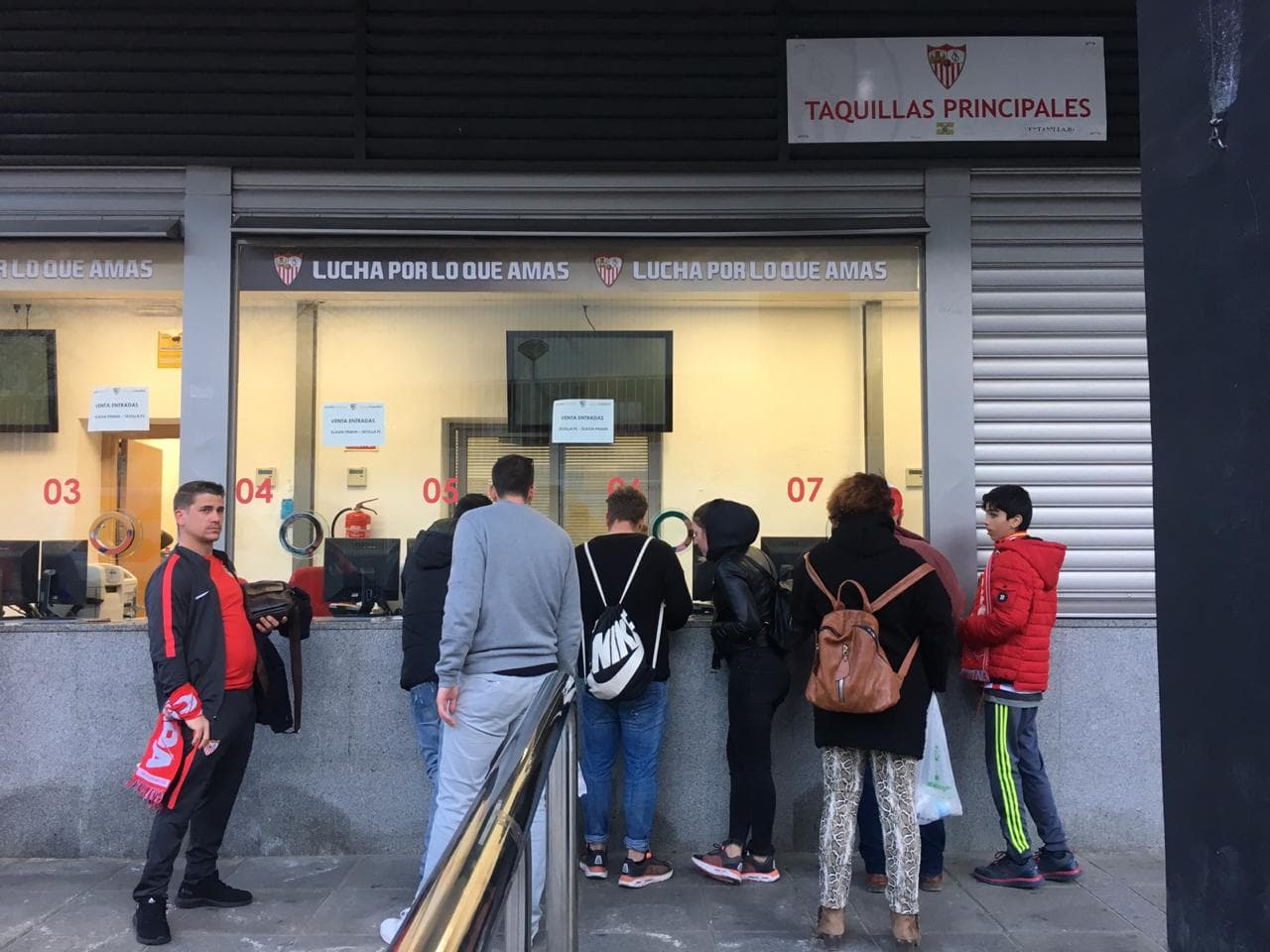 A pesar del horario, los andaluces fueron llegando poco a poco al Ramón Sánchez Pizjuán para vivir esta jornada de la UEFA Europa League en la que el Sevilla busca una buena ventaja ante el Slavia Praga para definir la serie con algo de tranquilidad en República Checa.