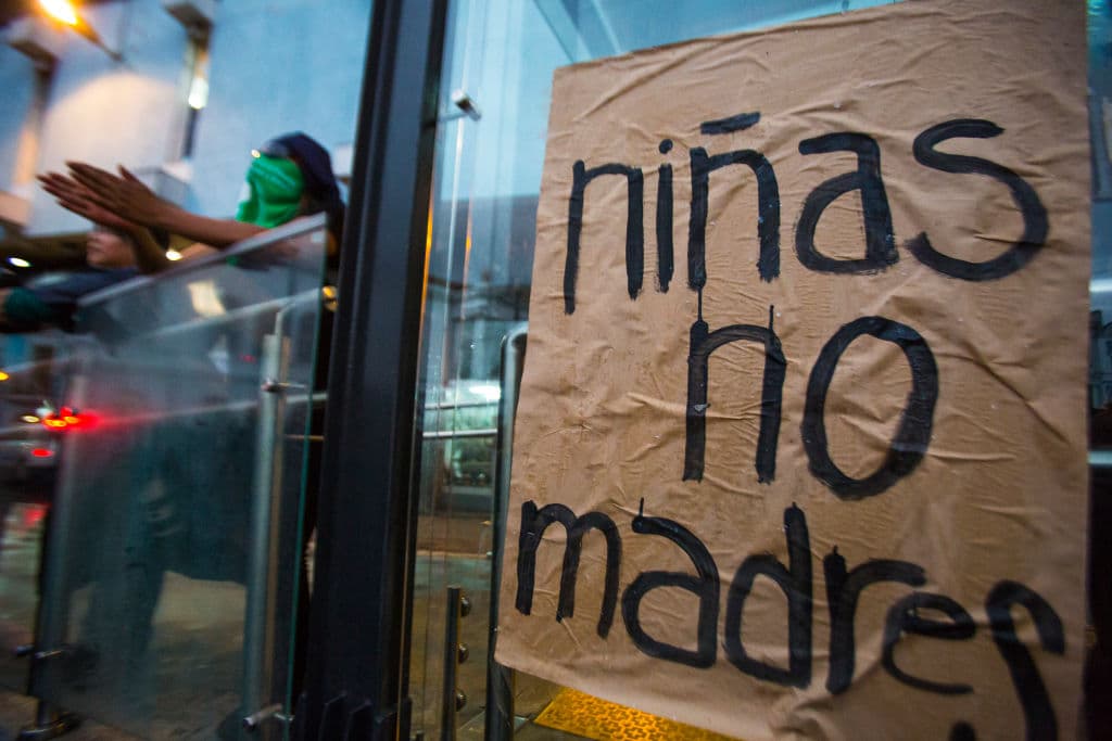 En 2012 la Organización Mundial de la Salud alertó sobre el aumento de abortos inseguros en los países en desarrollo, pues las complicaciones de un aborto mal practicado constituyen una de las principales causas de muerte materna tras provocar hemorragias o infecciones fatales. Los abortos realizados por personal no capacitado o en entornos sin los recursos médicos y de higiene mínimos ponen en riesgo la vida y salud de miles de mujeres cada año, explicó la agencia de la ONU.
<b>El riesgo de muerte materna es cuatro veces mayor en las adolescentes menores de 16 años que en las mujeres de entre 20 y 30 años. </b>