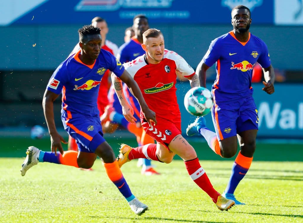 RB Leipzig goleó a domicilio al Friburgo con goles de Nkuku (41’), Sørloth (64’) y Forsberg (79’). Leipzig y Friburgo acumulan 53 y 34 unidades. Los de Nagelsmann buscarán un lugar en los Cuartos de la Champions a media semana ante Liverpool.