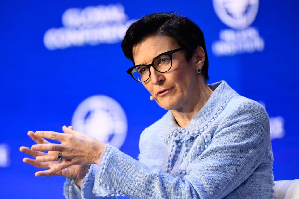 <b>Jane Fraser</b> — ejecutiva británico estadounidense. CEO de Citigroup. 
<br>
<br>“La empatía no es un signo de debilidad... puede crear una ventaja competitiva”, escribió ella misma perfilando su forma de ser y gerenciar.
<br>
<br>"La visión del mundo de Fraser de que las diferencias deben aceptarse en lugar de pisotearse está impregnando la fuerza laboral de 220,000 personas que ella dirige", escribió el 
<i>Financial Times</i>.