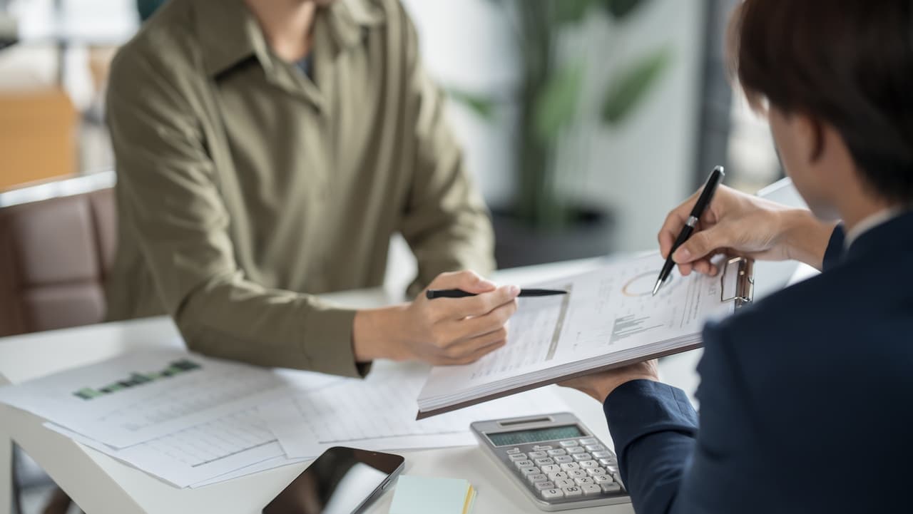 <h3 class="cms-H3-H3">6.- Ayuda gratuita</h3>
<br>
<br>Acude al programa de Asistencia Voluntaria para la Declaración de Impuestos (
<a href="https://irs.treasury.gov/freetaxprep/" target="_blank">VITA</a>) patrocinado por el IRS, que 
<b>brinda asistencia gratuita para la declaración de impuestos</b> a través de voluntarios certificados, sobre todo a personas con ingresos bajos a moderados, personas con discapacidades, personas mayores y contribuyentes con un dominio limitado del inglés.