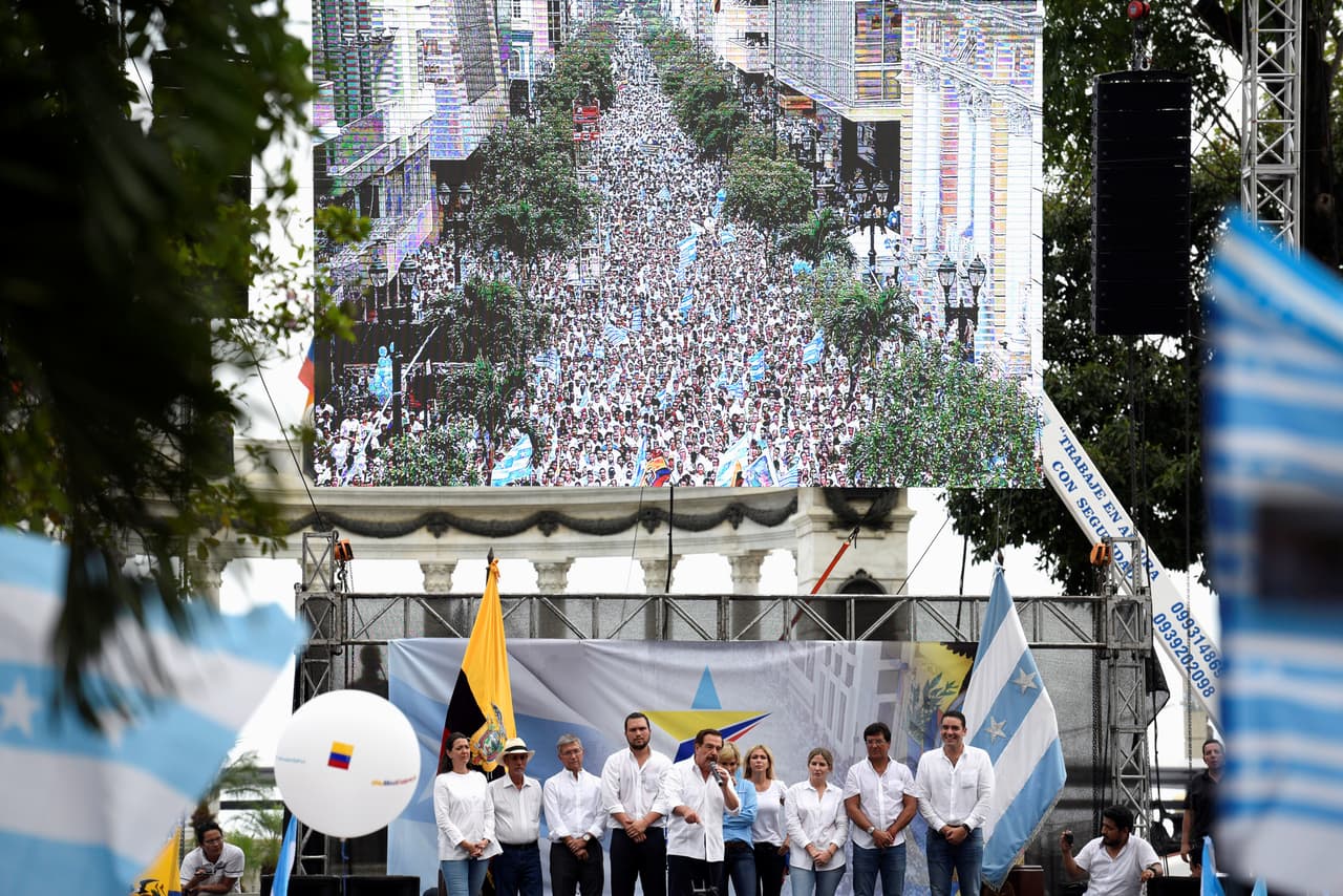 El exalcalde de Guayaquil, Jaime Nebot, participó en la llamada 'Marcha Blanca' en esa ciudad, con la que se busca una solución pacífica al problema derivado del aumento de los combustibles.