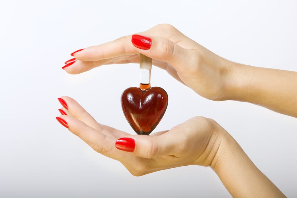 Lo preocupante es que su venta no está prohibida y es común en lugares como México, por ese mito de que puedes "amarrar" a alguna persona. La gente cree que con él resolverá sus problemas de amor, pero en realidad es porque estamos drogando a alguien y afectando su cerebro, causándole daños neurológicos que pueden ser hasta causantes de su muerte. Eso hace del toloache una planta muy peligrosa.