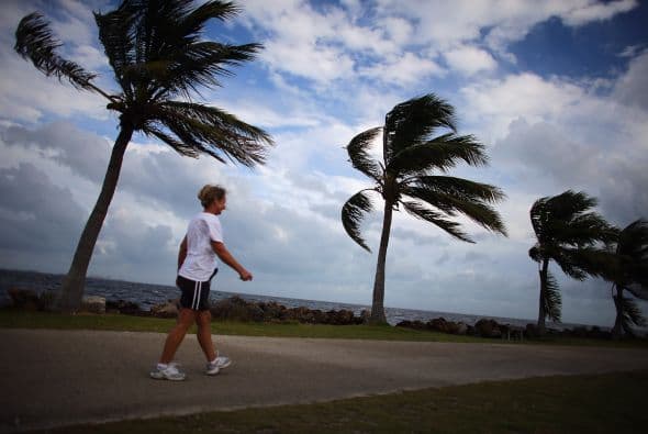 El huracán 'Sandy' ya clamó dos docenas de vidas en el Caribe y ahora se dirige a las Bahamas. Los meteorólogos dicen que impactará el noreste de Estados Unidos a más tardar el lunes con fuertes vientos, lluvia y bajas temperaturas, informó CNN.