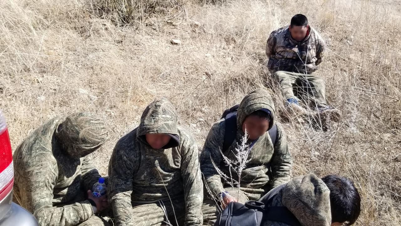 Trabajando con agentes de la patrulla de caballos, dos contrabandistas y siete migrantes fueron detenidos.