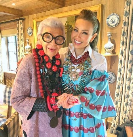 En su cuenta de Instagram, la protagonista de 'Marimar' publicó una serie de imágenes en compañía del ícono de la moda Iris Apfel. La actriz también celebró su precumpleaños con la 'influencer' de fashionista, pues junto a ella apagó las velas de un pastel.
