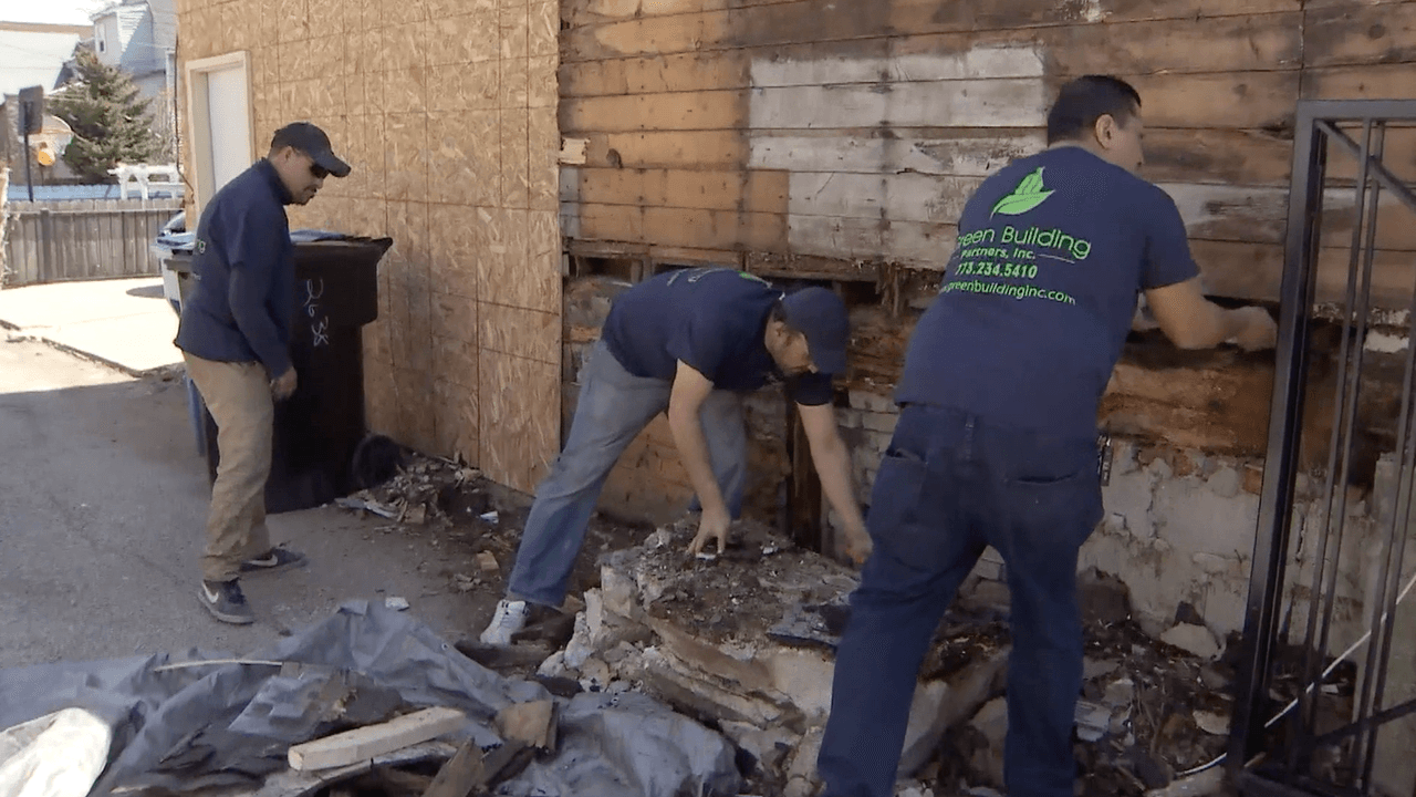 El trabajo va cambiando la fachada que estaba deteriorada en el hogar de Bertha.