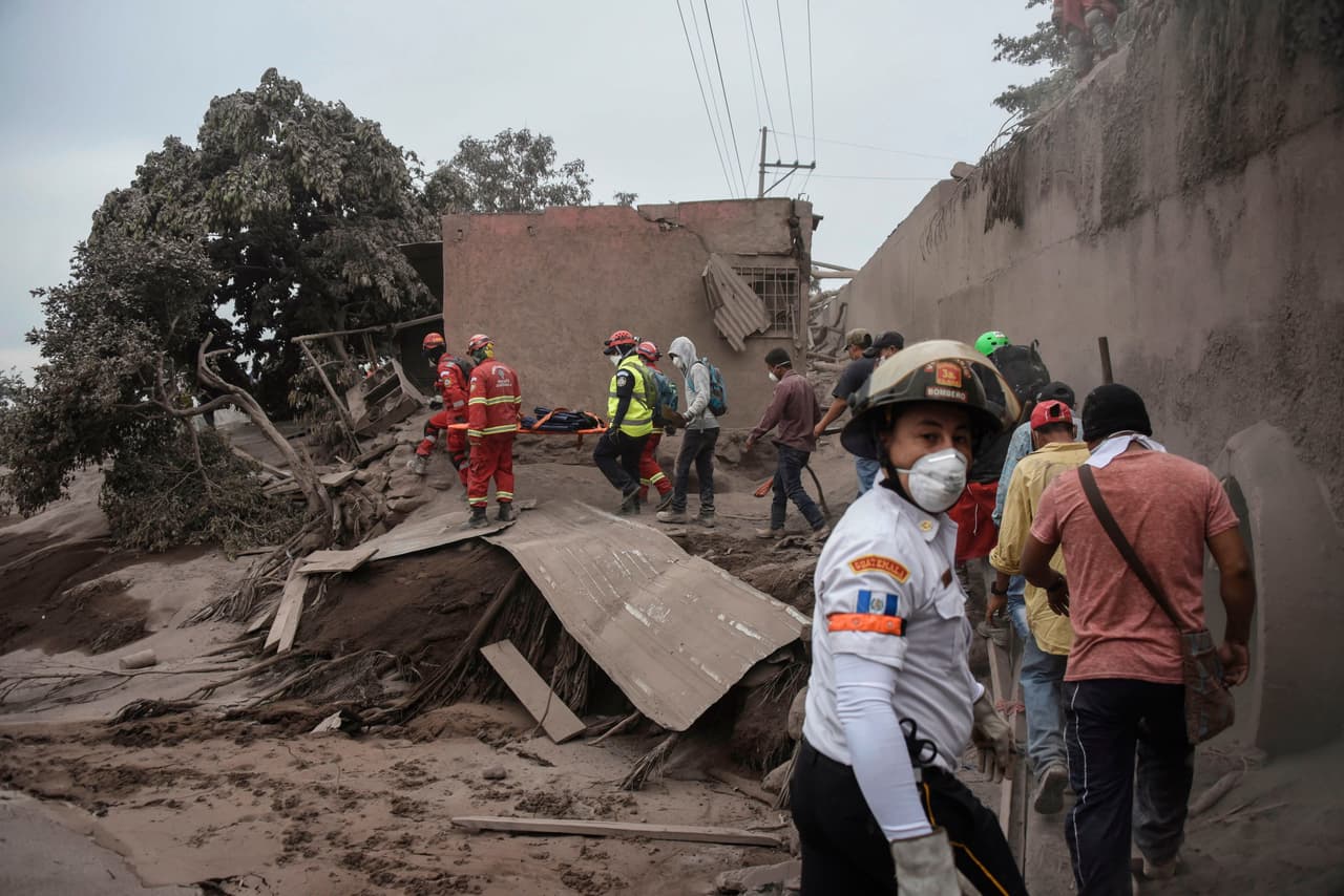 Rescatistas y residentes continúan en la búsqueda de sobrevivientes.