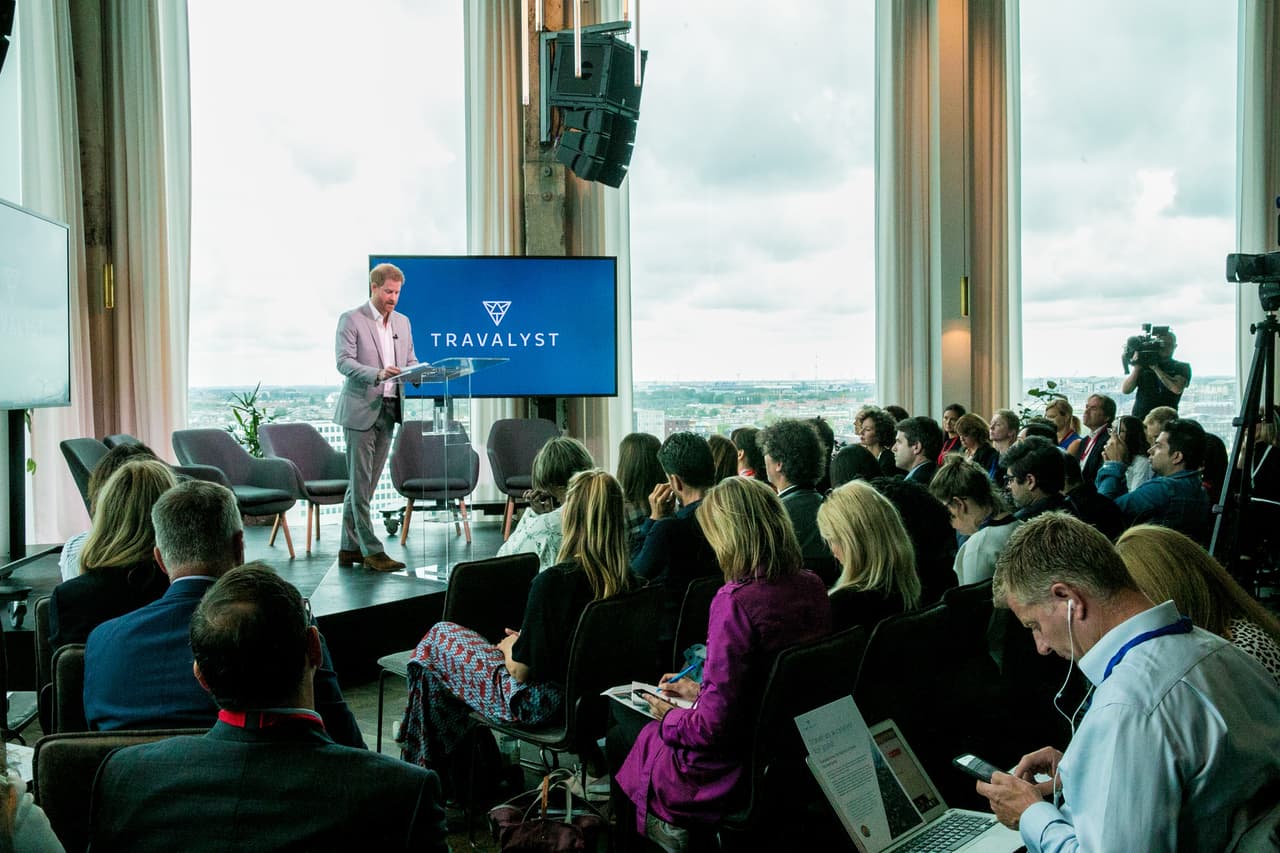 Después de esa broma, la charla giró a temas más serios como la respuesta que dio Harry a las 
<b><a href="https://www.univision.com/famosos/biografo-de-harry-dice-que-el-solia-ser-un-principe-del-pueblo-pero-ahora-lo-llama-hipocrita-fotos" target="_blank">críticas a las que él y su familia fueron objeto</a></b> por tomar 4 jets privados en 11 días para trasladarse a sus destinos de descanso.