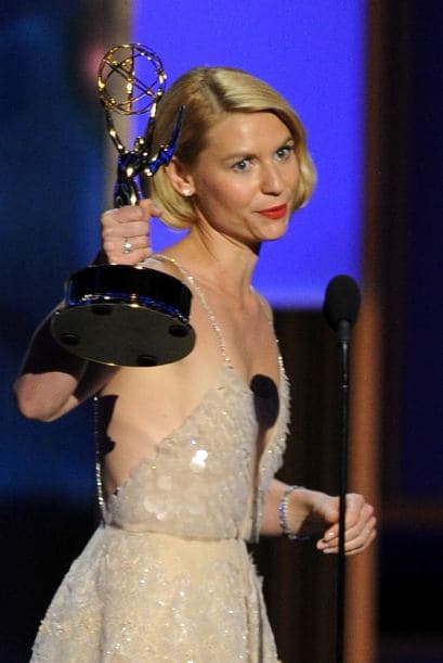 Los trajes que lucieron las damas en los Premios Emy demuestran que el arte de llamar la atención estaba concentrado en llevar y lucir cada pieza, regia, con detalles inesperados, como un toque de color o simplicidad de líneas. Telas suaves o flotantes, colores sosegados o llamativos, diseños sobrios o atrevidos. Míralos todos y ¡copia lo que más te guste!, ahora llega la temporada de fiestas y tú puedes lucir como las estrellas.