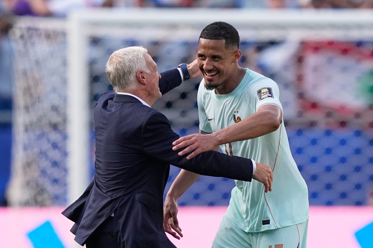 Didier Deschamps celebrates y William Saliba festejan el pase a semifinales.