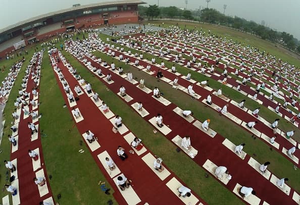 Vista aérea de una session de yoga en el complejo Yamuna, en Nueva Dehli. Siempre es bueno practicar yoga bajo la supervisión de un entrenador para evitar lesiones.
