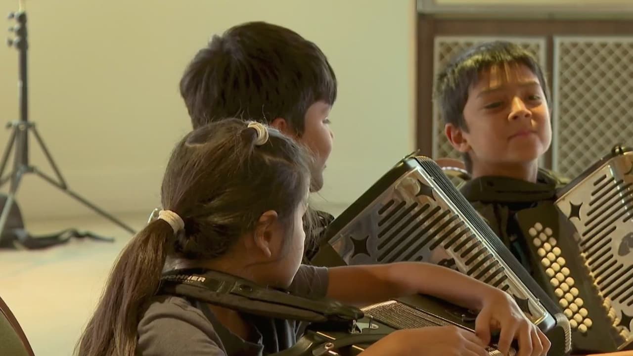 Este curso para niños en San Antonio les permite estudiar música texana y tocar instrumentos