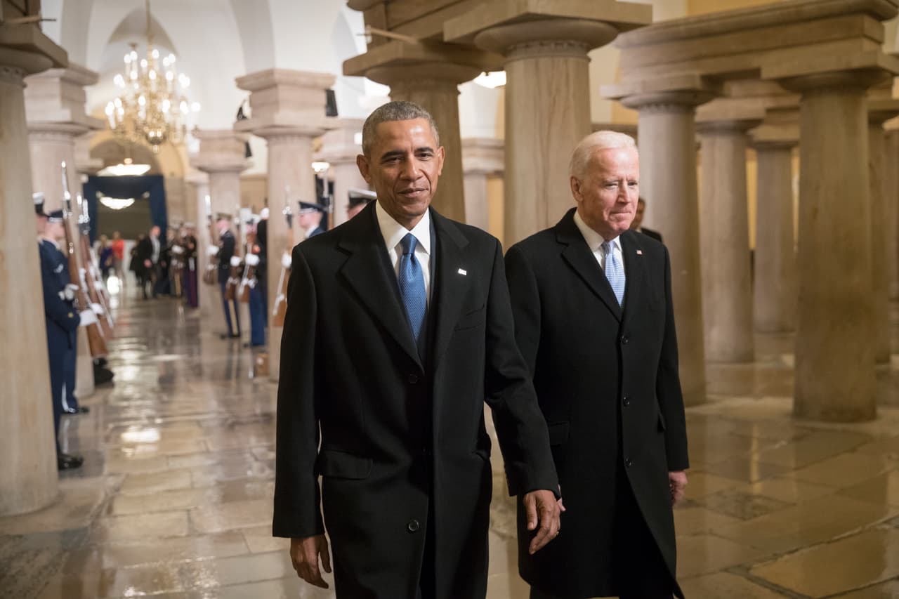 El presidente Barack Obama y el vicepresidente Joe Biden caminan en el interio del Congreso hacia la toma de posesión de Donald Trump, el 17 de enero del 2020.